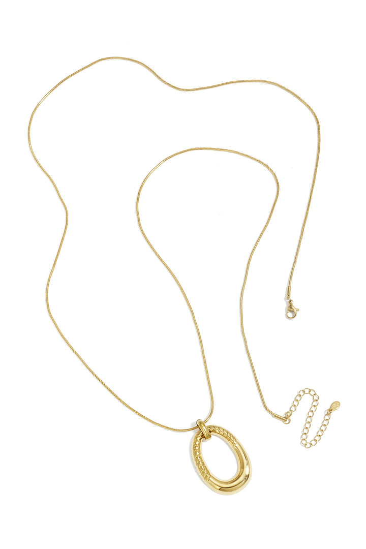 Lange ketting met ovale gestreepte hanger