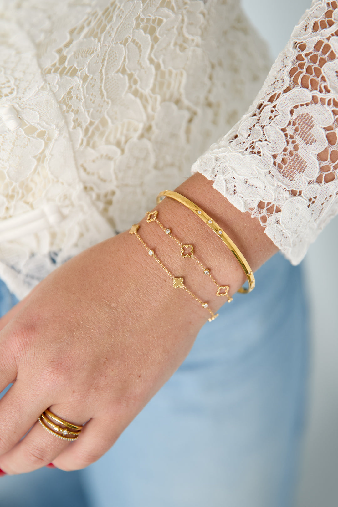 Armband met klavertjes en ronde zirkonia steentjes
