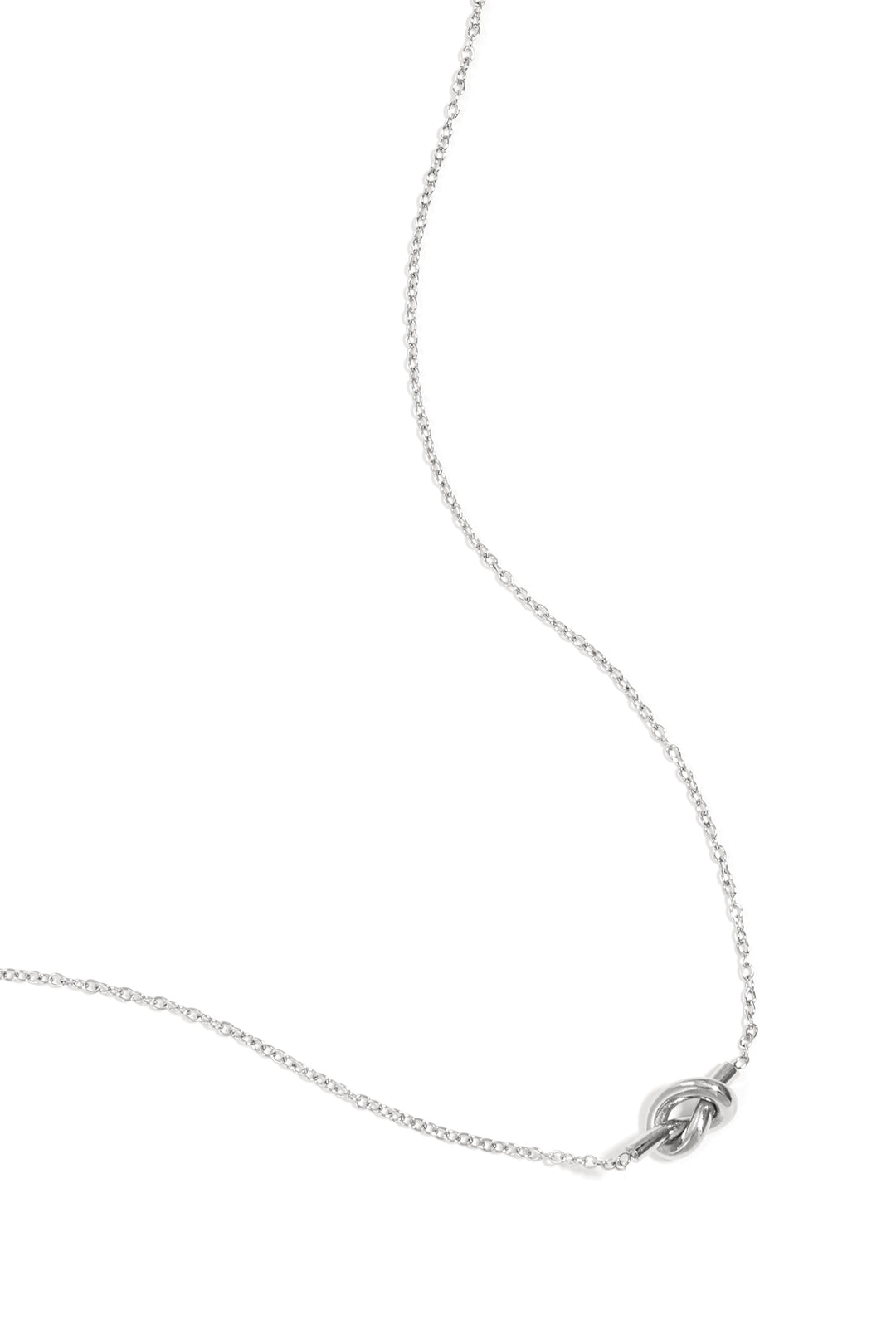 simpele ketting met geknoopte bedel