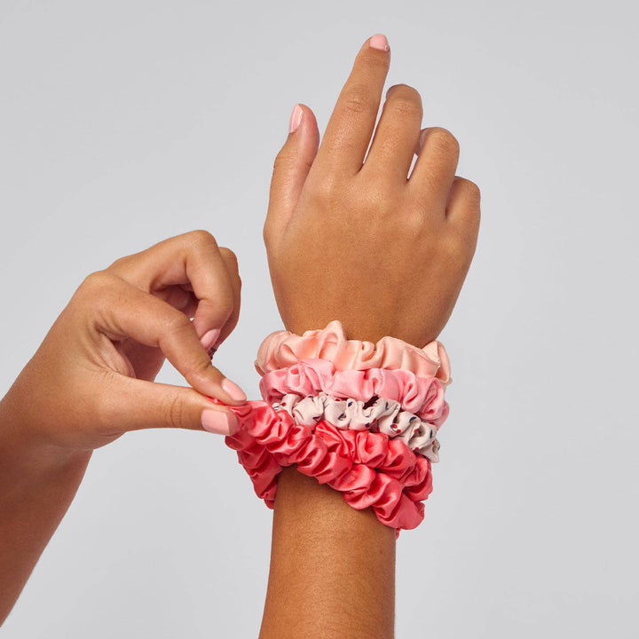 KITSCH – Ruched Satin Scrunchies (5 stuks) – Cherry Blossom