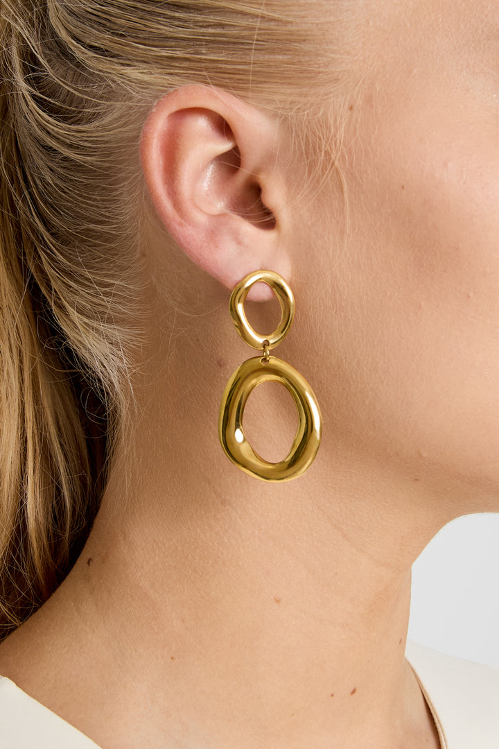 Statement oorbellen met organische ringen