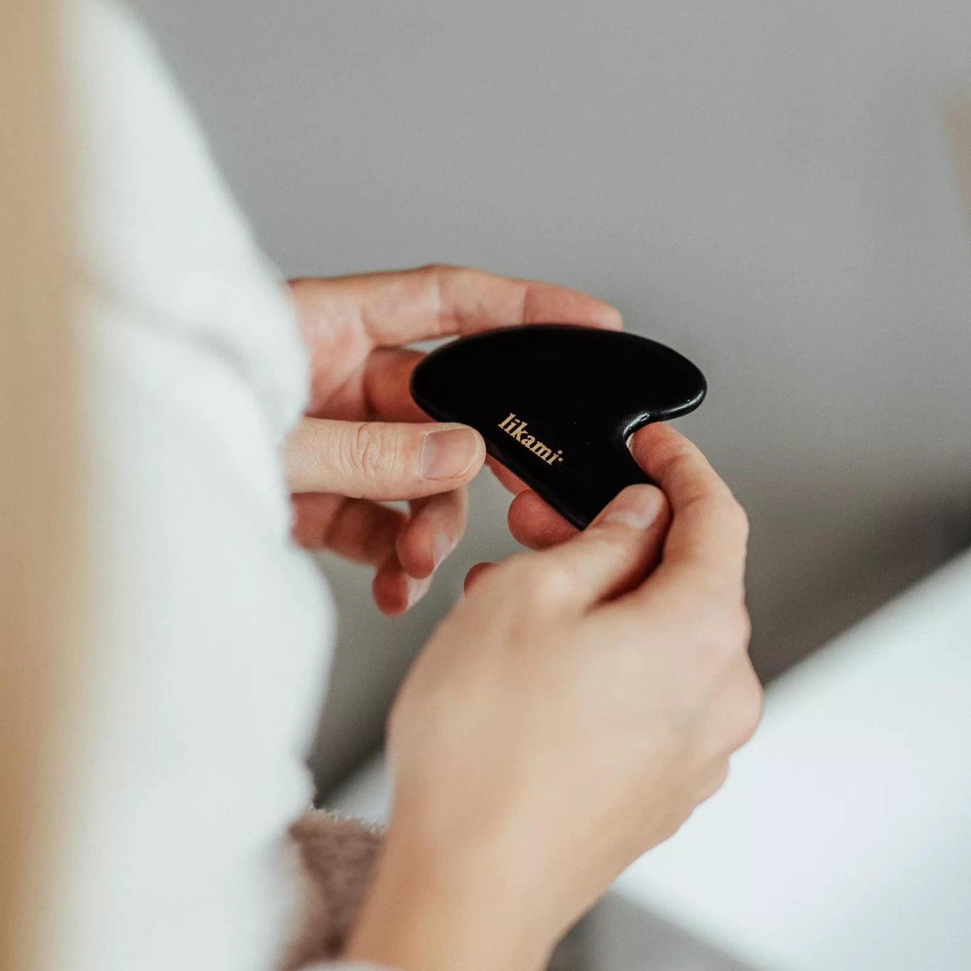 Líkami Gua Sha Sculpting Tool – Natuurlijke massage tool voor een stralende huid - Blossoms Beauty